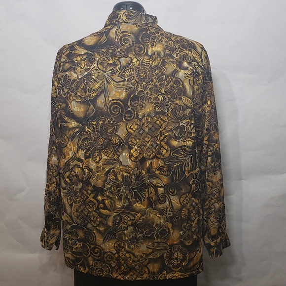 Size 2x Beautiful very dressy blouse. - Picture 2 of 5